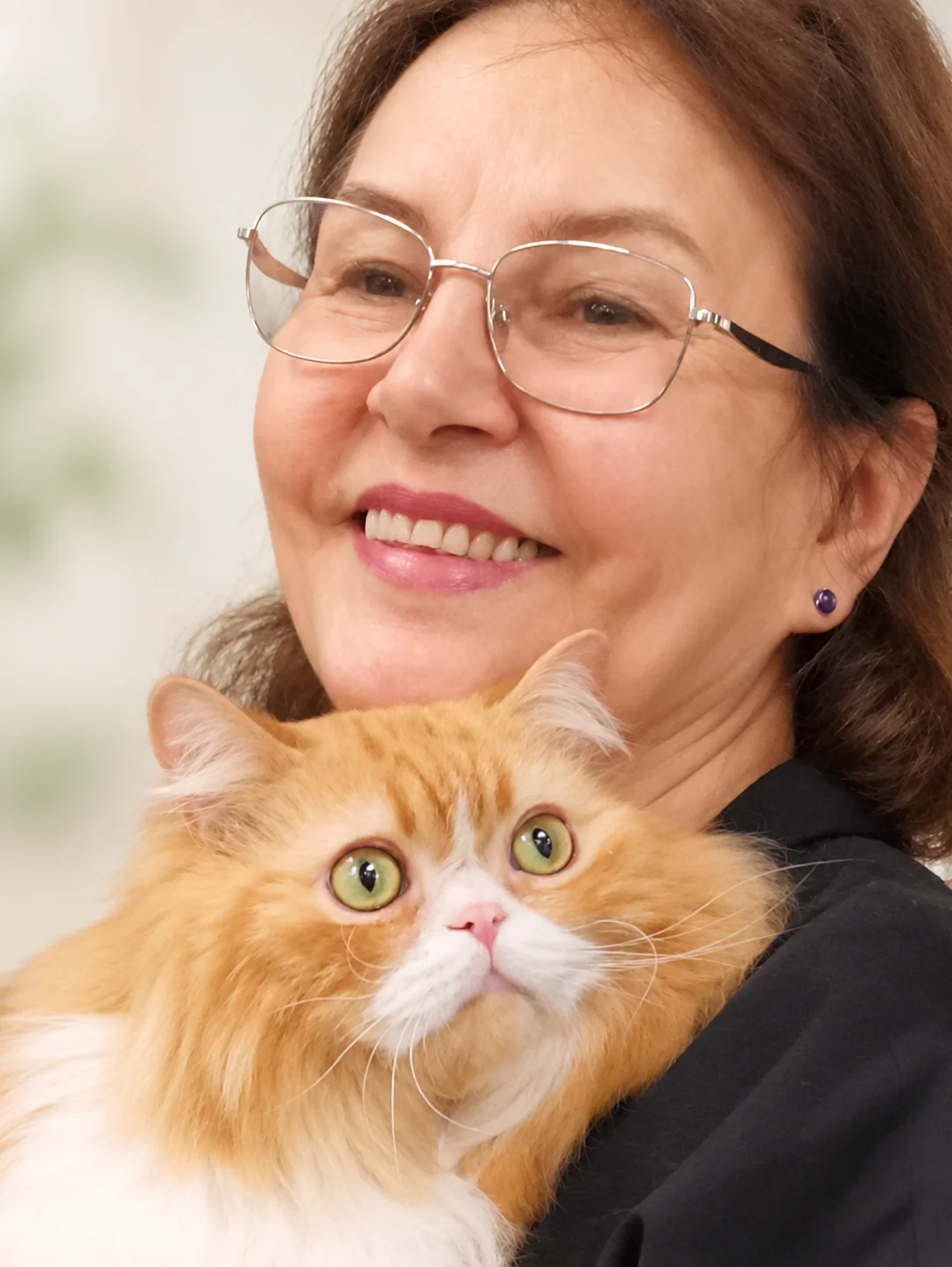 Мастер с рыжим котом на руках